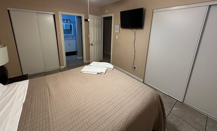 主卧配有一张标准双人床和一台带Fire Stick的电视。