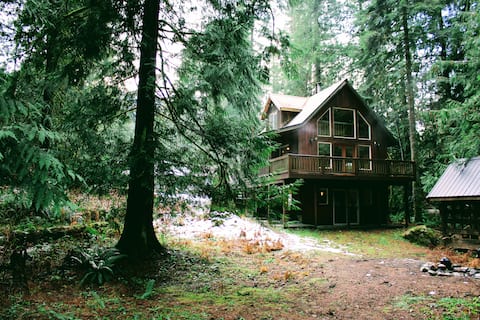 Bifröst, a dog-friendly riverfront cabin