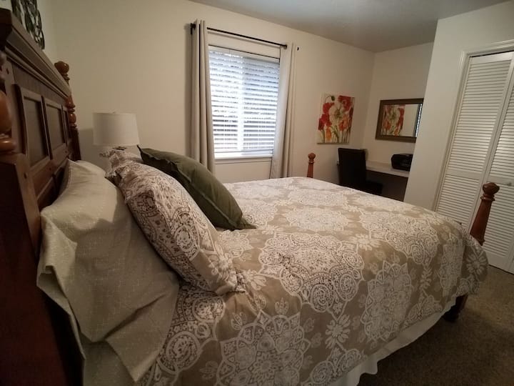 Tercer dormitorio con escritorio, cama tamaño queen