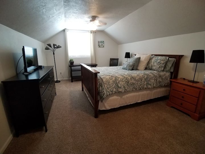 Cuarto dormitorio queen en la planta superior con TV/DVD BluRay