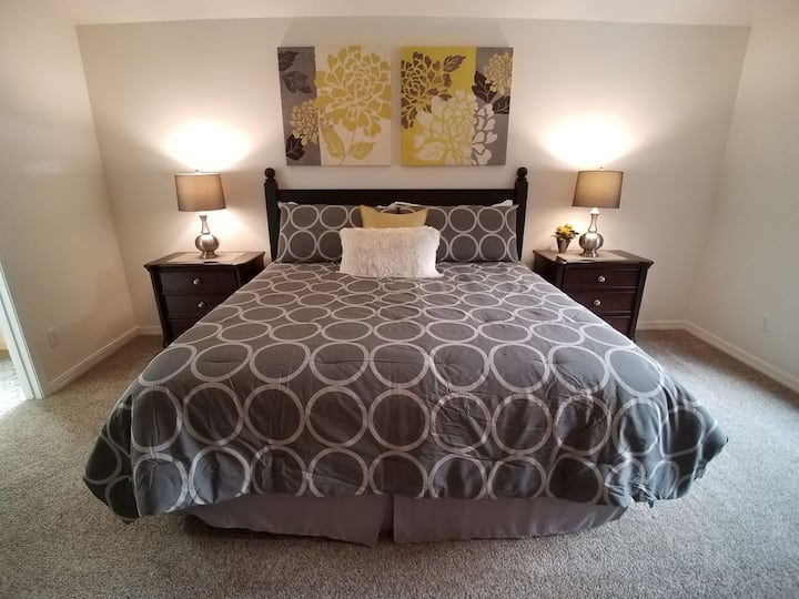 Dormitorio principal con cama tamaño king.