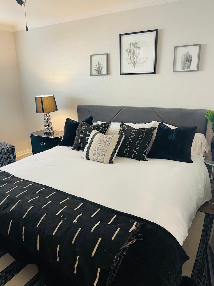 ห้องนอนใหญ่พร้อมเตียงคิงไซส์