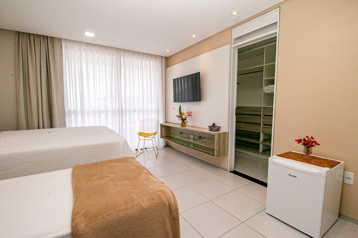 Veľká a super pohodlná izba!
kompletné: klimatizácia, televízor, minibar, manželská posteľ a jednolôžko a krásny výhľad na more!