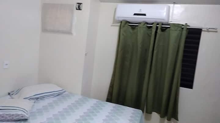 Suite con aire acondicionado con 1 cama doble y 1 cama individual, camas nuevas.