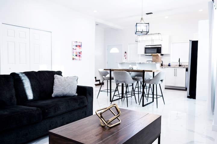 Steps To Grocery | Modern 2br Near Cable Beach - Nassau