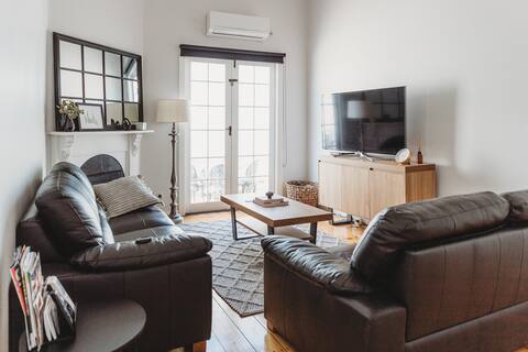 Popular Airbnb listing: Hargreaves Cottage - walk to CBD in City Of Greater Bendigo