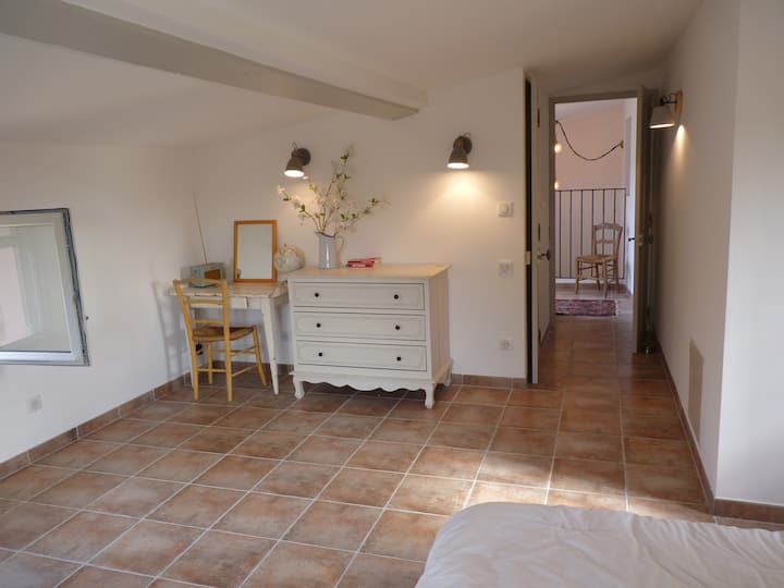 спалня на горния етаж 2 с изглед към басейна 