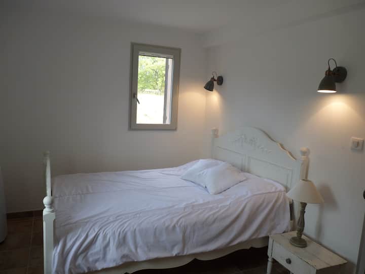 спалня 1 на приземния етаж с достъп до тераса