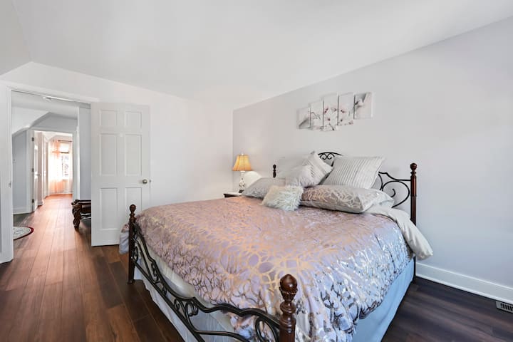 Upstairs King Suite
