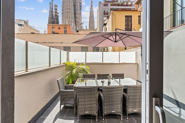 Large 3 bedroom Duplex with Sagrada Familia view