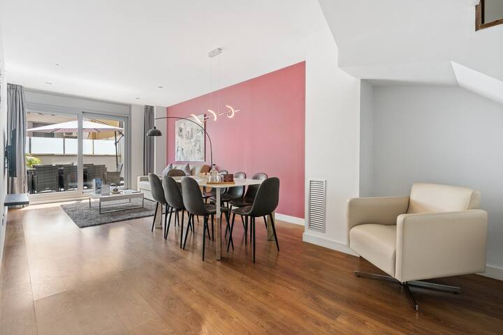 Large 3 bedroom Duplex with Sagrada Familia view gallery image 4