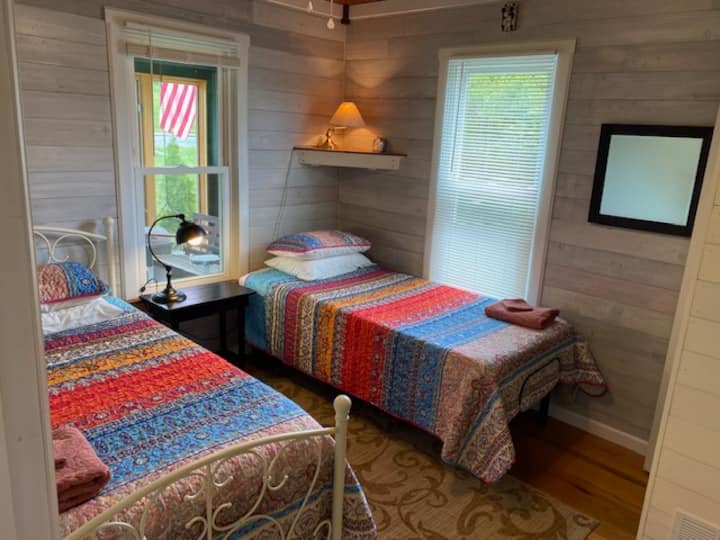 Twin bedroom w closet
