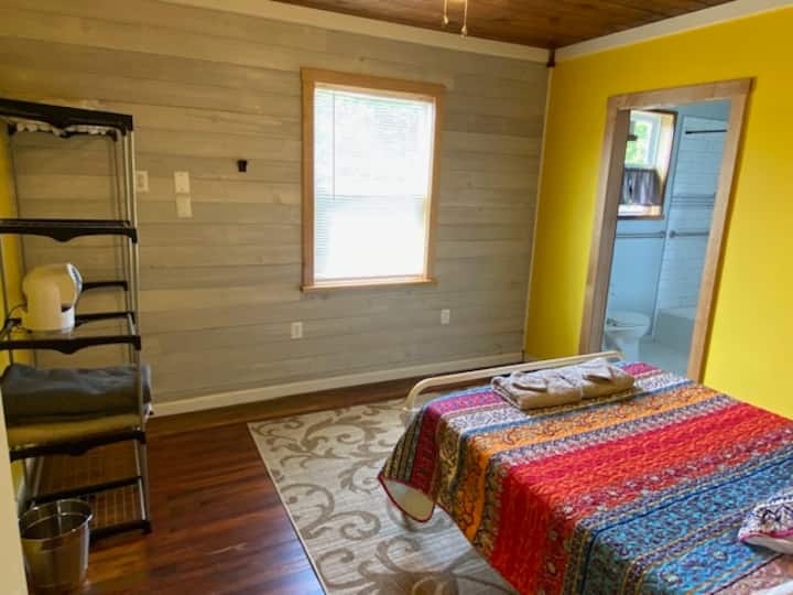 Full bedroom w/ en suite