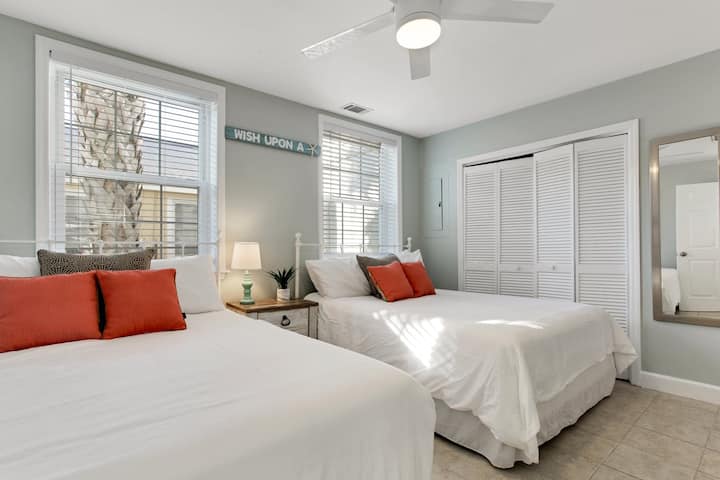 Chumba cha Wageni kilicho na Vitanda viwili vya Malkia, kabati kamili la kujipambia, kinara chenye droo na Kabati kubwa la kuning 'inia nguo!