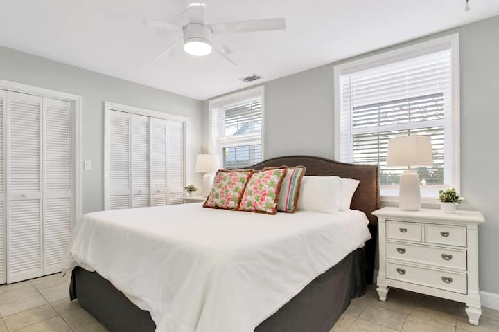 Chumba bora cha kulala chenye Kitanda kikubwa cha Kumbukumbu cha Ukubwa wa King!