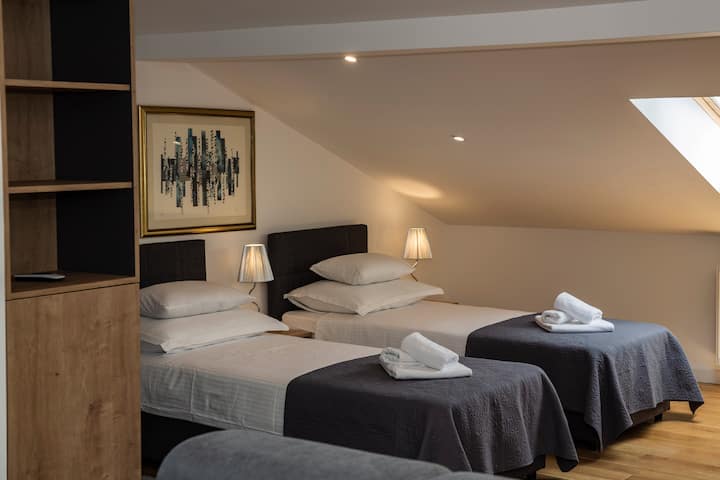 Një dhomë dopio e rehatshme dhe e izoluar me një tarracë lofti me pamje të bukur të kopshtit  dhe zonës përreth. Ka televizor dhe ajër të kondicionuar, dollap dhe divan për 4 persona.  Një tualet është i disponueshëm pranë dhomës. 