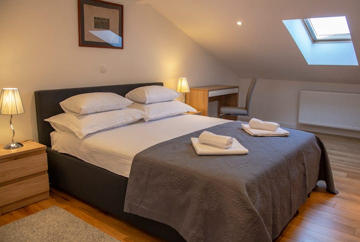 Një dhomë me një krevat dhe banjë dopio "queen".