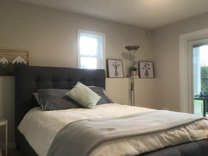 חדר שינה ראשי עם פטיו פרטי אל המים.