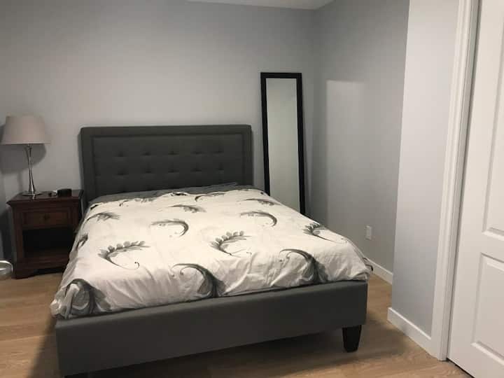 חדר שינה לאורחים נמוך יותר עם מיטת קווין סייז.  הערה: אין חלון.