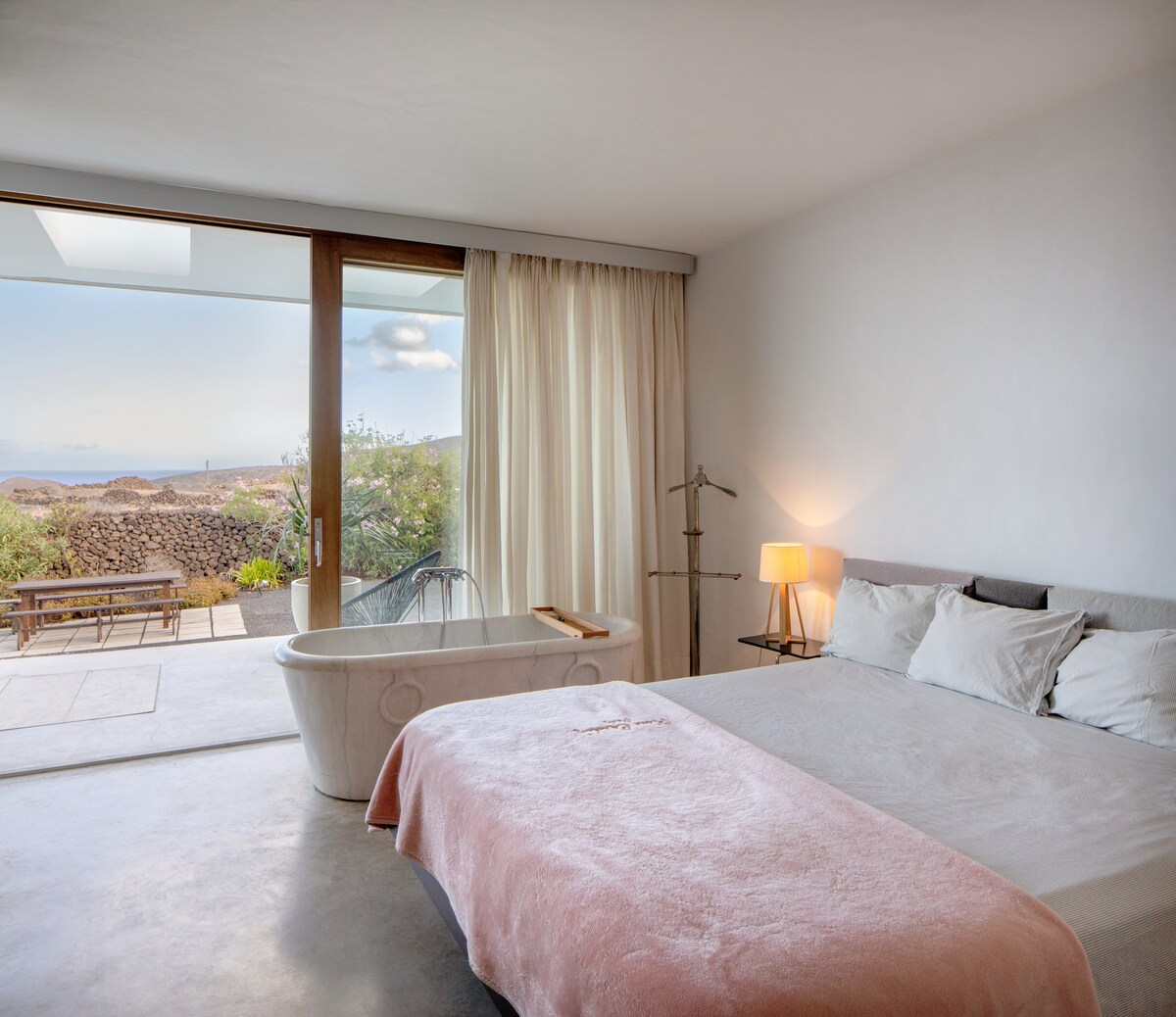 Hauptschlafzimmer mit angrenzendem en-suite Bad und direktem Zugang zur Terrasse - Master bedroom with adjoining en-suite bathroom - Dormitorio principal con baño contiguo en suite y acceso directo a la terraza


 