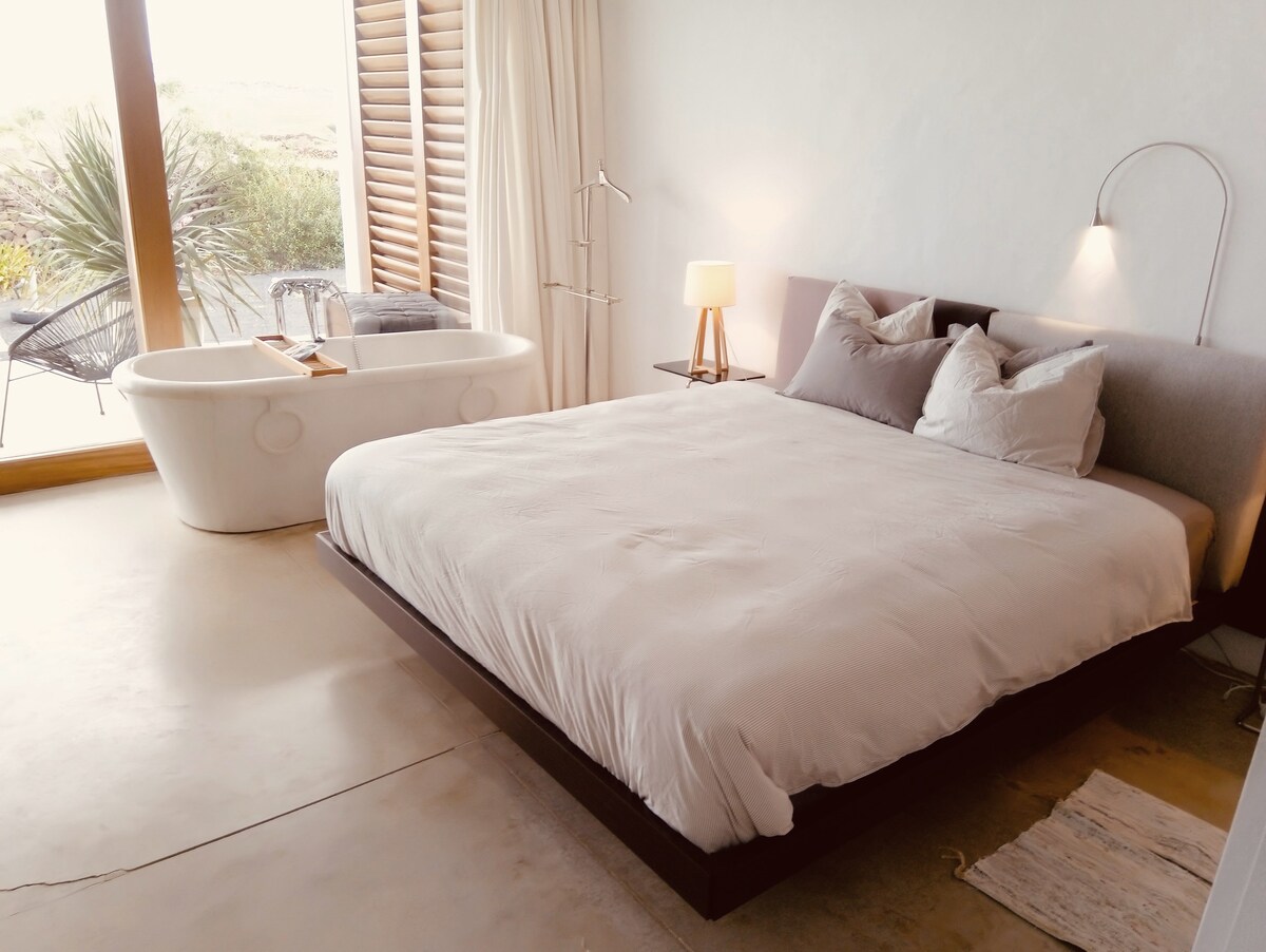 Hauptschlafzimmer mit angrenzendem en-suite Bad und direktem Zugang zur Terrasse - Master bedroom with adjoining en-suite bathroom and direct access to the terrace  - Dormitorio principal con  baño contiguo en suite y acceso directo a la terraza