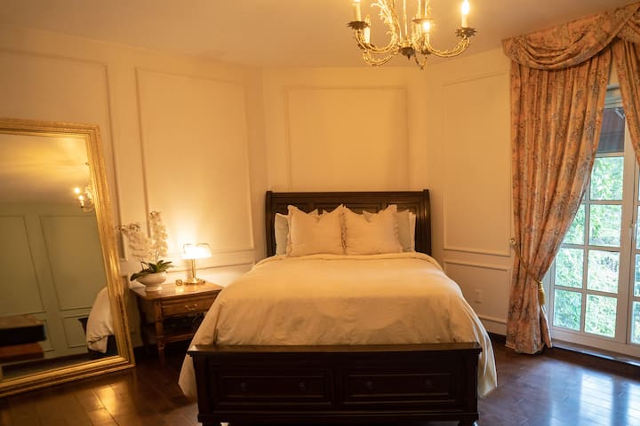 ROOM JULY VERNE
QUEEN BED