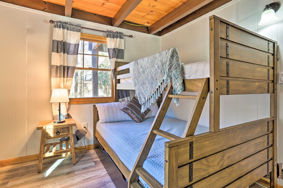 ห้องนอนพร้อมเตียงสองชั้น (เตียงคู่เหนือเตียงขนาดใหญ่)