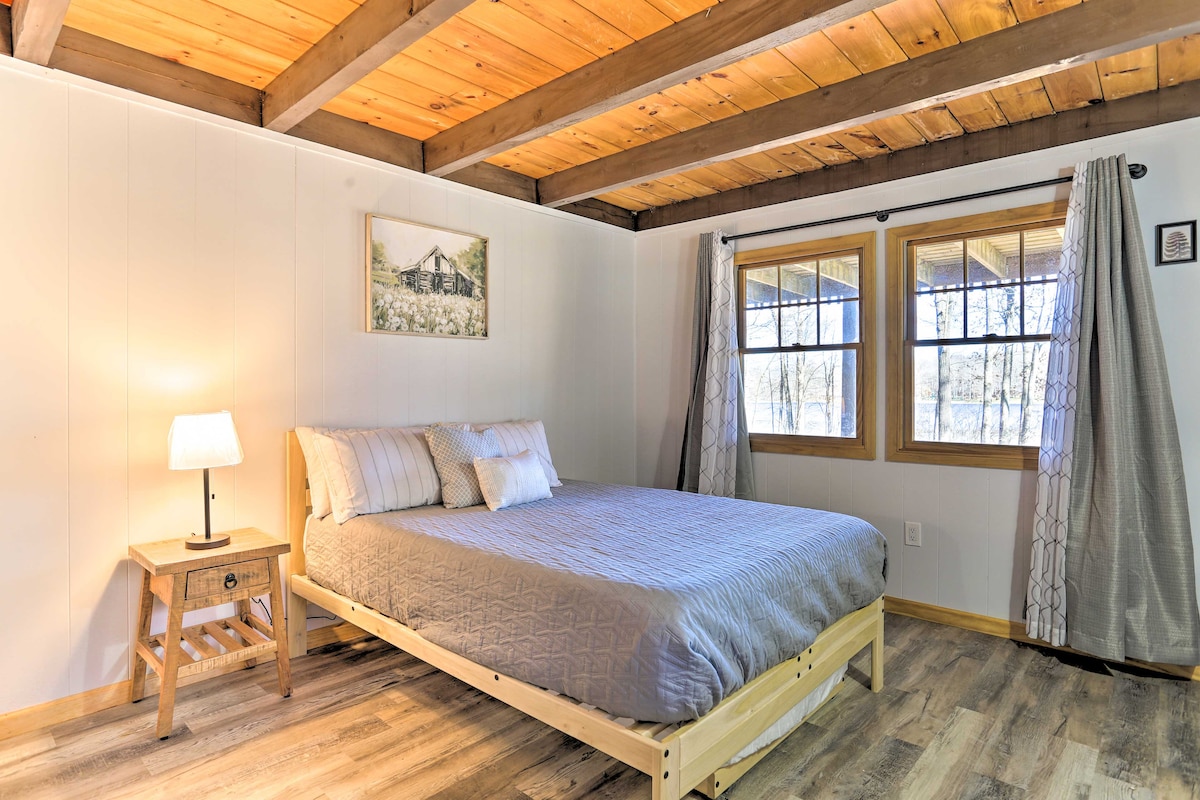 ห้องนอนพร้อมเตียงควีนไซส์และวิวทะเลสาบ 