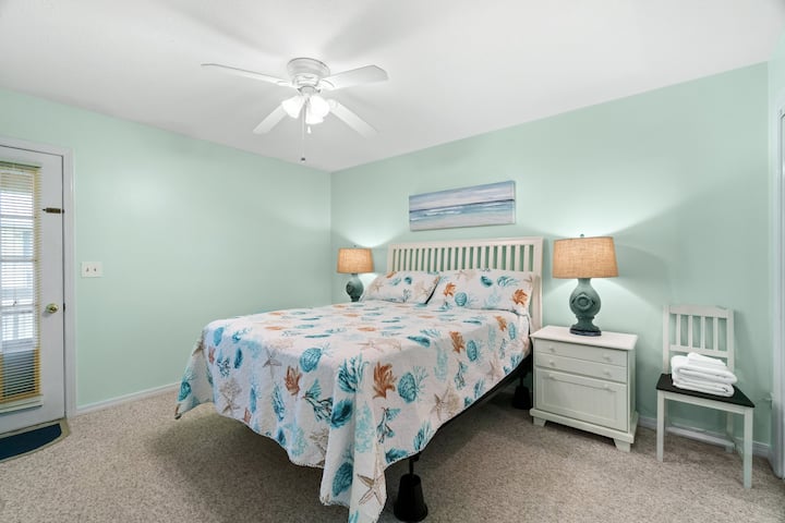 ห้องนอนใหญ่พร้อมเตียงขนาดควีนไซส์ ไม่มีรูป - พื้นไม้กระดานไวนิลใหม่ 