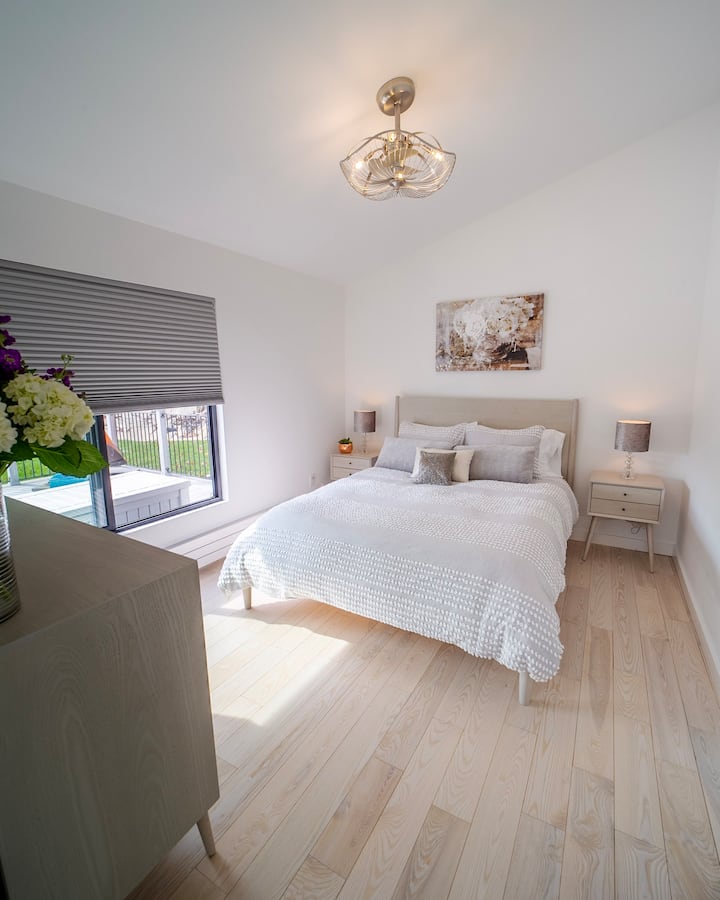 This area has a Queen size bed
