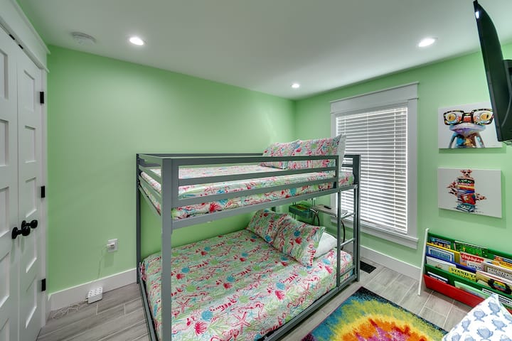 غرفة النوم الثالثة. الحد الأقصى للوزن بطابقين 100 رطلاً على حد سواء كامل الحجم.