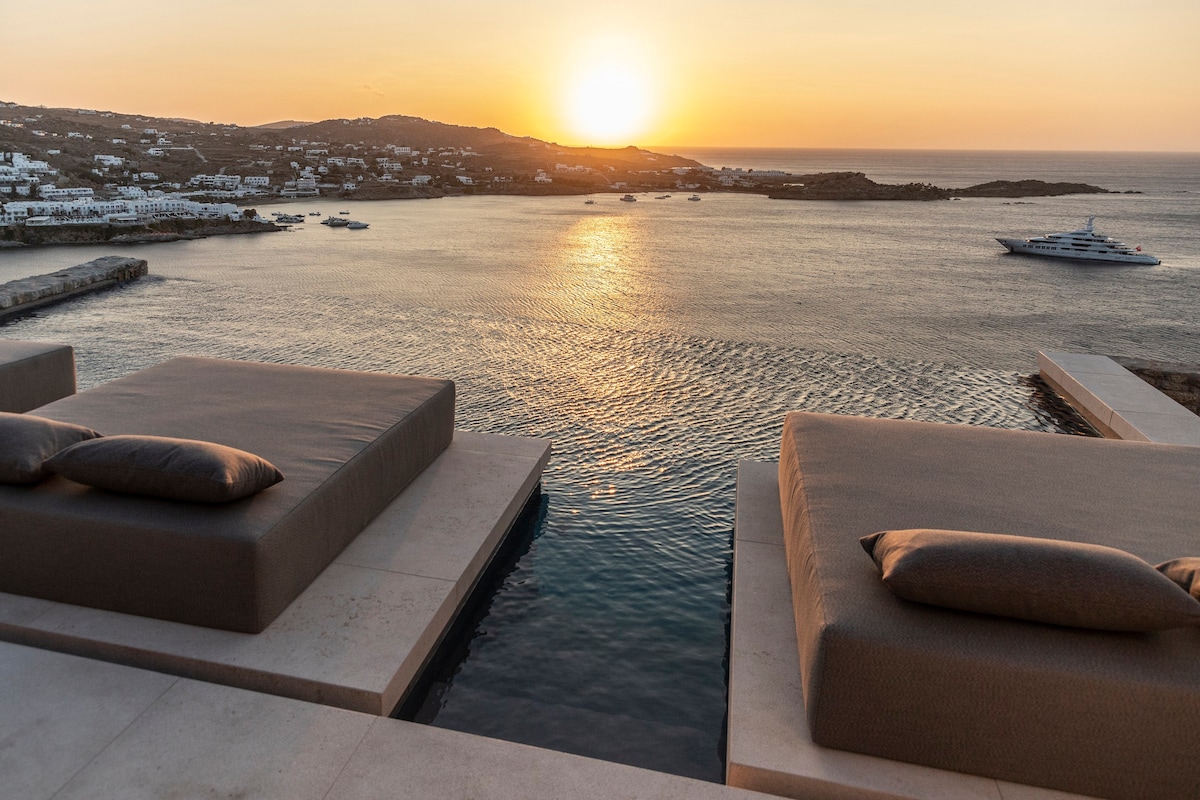 The Skyvilla Mykonos in Psarou Bay