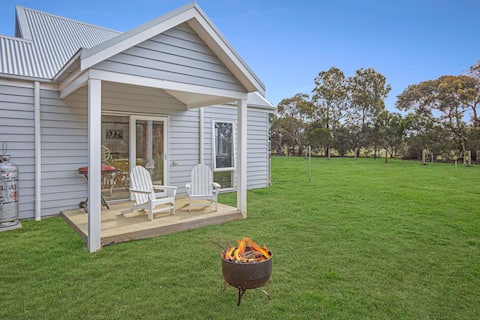 Sage Cottage - Pet-Friendly Cottage, BBQ, Fire Pit