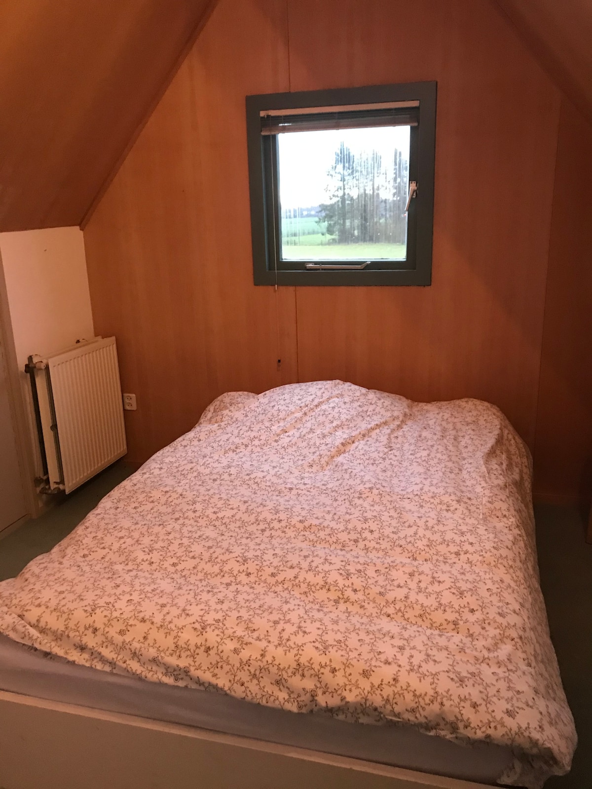 卧室3.楼上。这里还有一张双人床。 