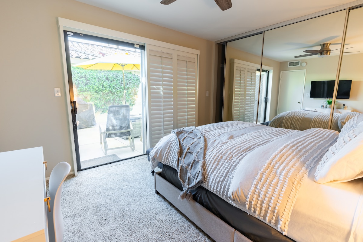 ห้องนอนผู้เข้าพักที่มีทางเดินไปยังลานหน้าบ้านได้โดยตรง