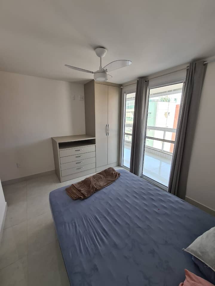 Ažurirana fotografija apartmana s novim ugradbenim ormarima kako bi vaš doživljaj bio što ugodniji.