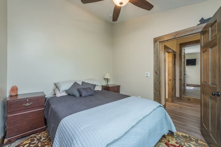 Dhomë gjumi kryesore me krevat dopio "queen" super të rehatshëm