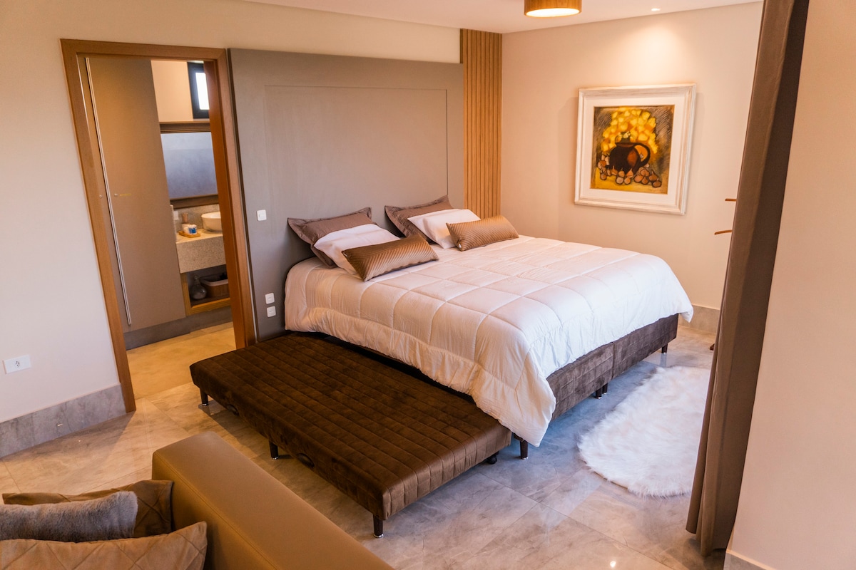 Cama king size, como uma cama auxiliar. (obs.) Disponibiliamos uma cama box, para a configuração de um quarto hospede 