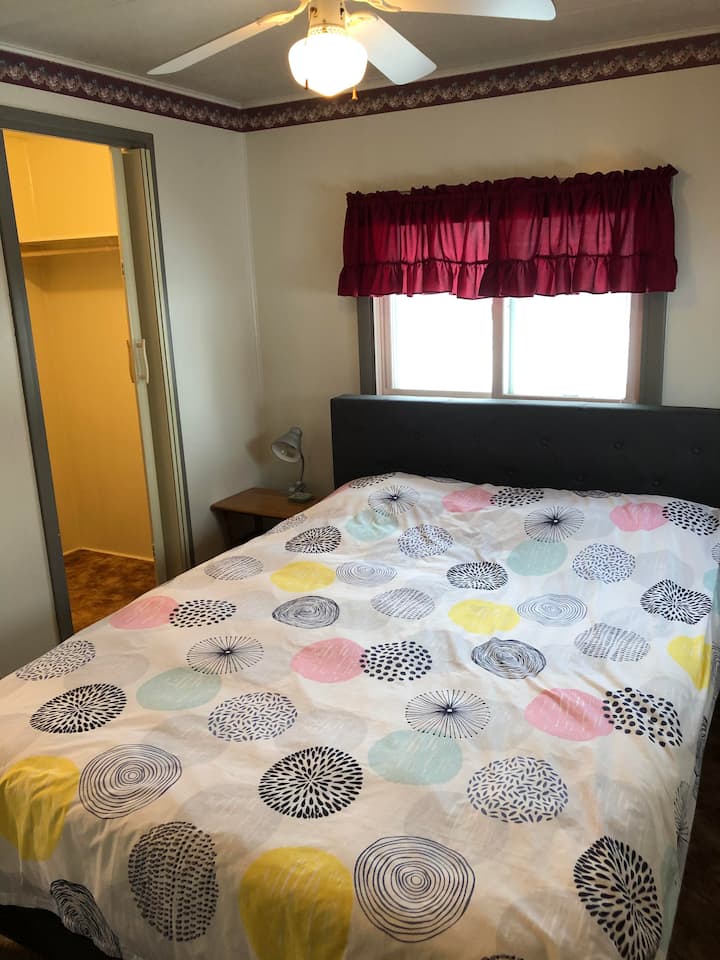 Spálňa dva. Menšia manželská posteľ.