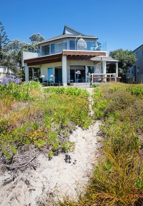 The Beachhouse- absolute beachfront!