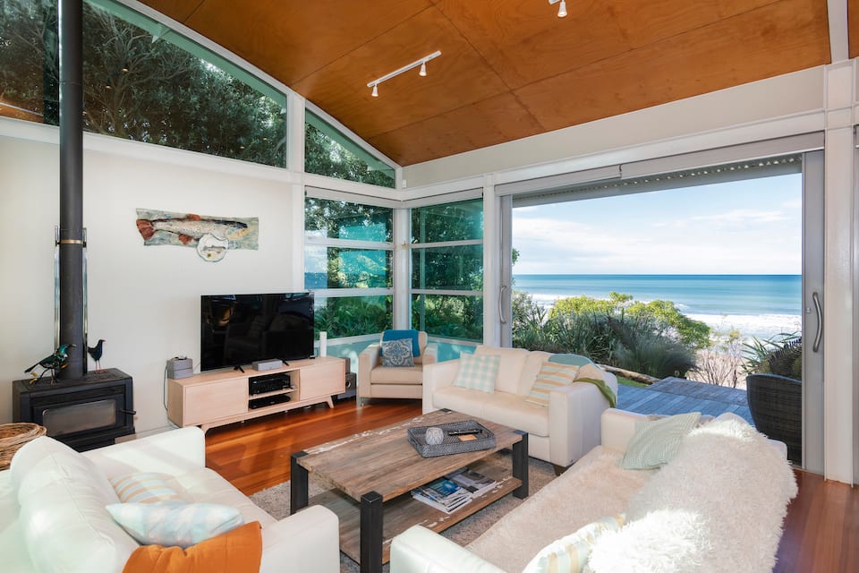 A glass beach house on Wainui Beach, Wainui Beach, Gisborne, New Zealand, photo 5 of 10