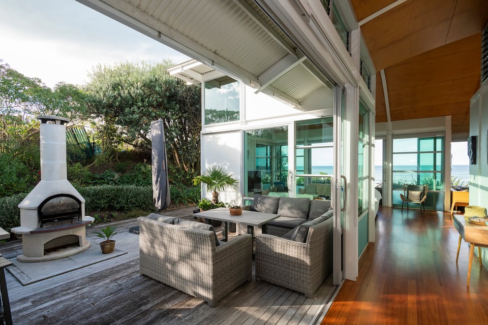 A glass beach house on Wainui Beach, Wainui Beach, Gisborne, New Zealand, photo 9 of 10