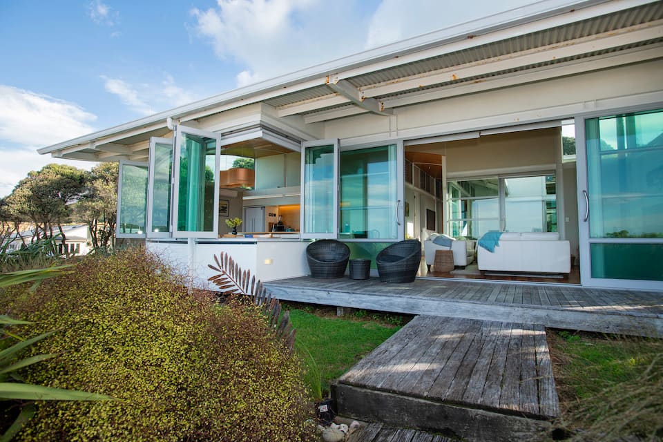 A glass beach house on Wainui Beach, Wainui Beach, Gisborne, New Zealand, photo 7 of 10