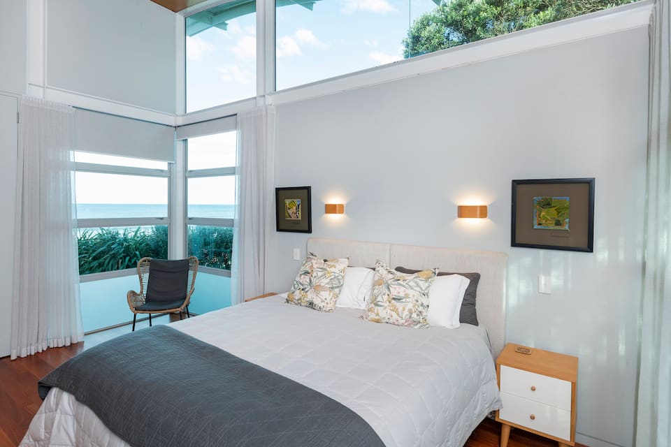 A glass beach house on Wainui Beach, Wainui Beach, Gisborne, New Zealand, photo 8 of 10