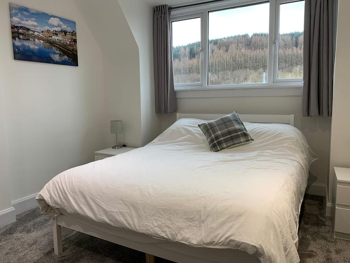 « Gàireachdainn » signifie rire, est une chambre familiale à l'étage avec un lit king-size et un lit superposé.