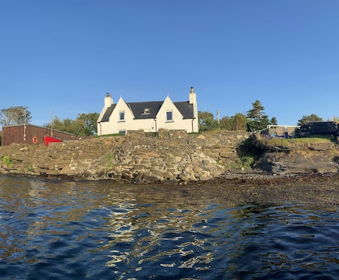 Carnmhor, 252y/o Stunning cottage on its own shore