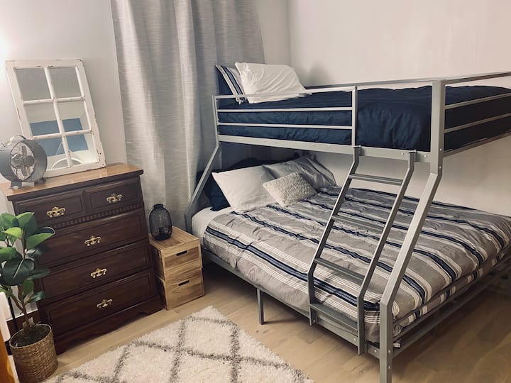 Krevat marinari me dy krevate në katin e parë