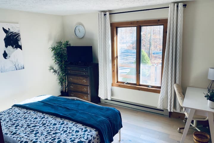 Dhomë gjumi master në katin e parë - dyshek i ri me shkumë memorie king size dhe një stacion pune 