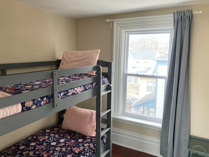 Ორსართულიანი საწოლები შუა საძინებელში (ორი ორადგილიანი საწოლი)