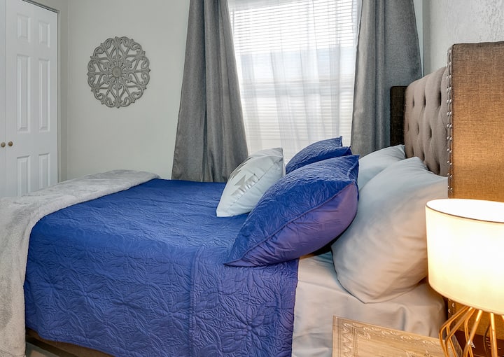 Svaka od tri spavaće sobe ima vlastiti ormar i bračni krevet...